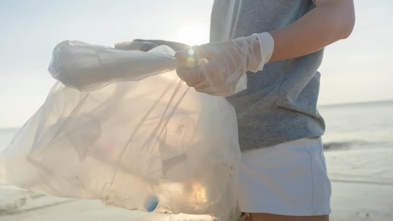 Krzesła plastikowe granatowe – stylowe dodatki do każdego pomieszczenia