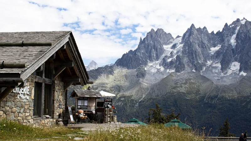 Luksusowy hotel w sercu górskiej przyrody