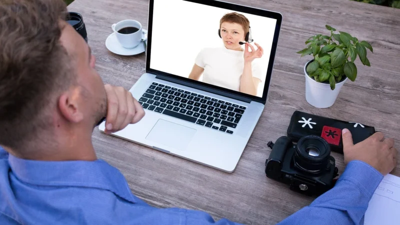 Nowoczesna szkoła językowa – jak lekcje online zmieniają naukę języków