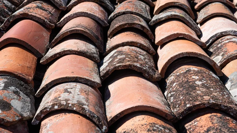 Solidne dachówki i ręcznie formowane cegły – sprawdzone porady budowlane